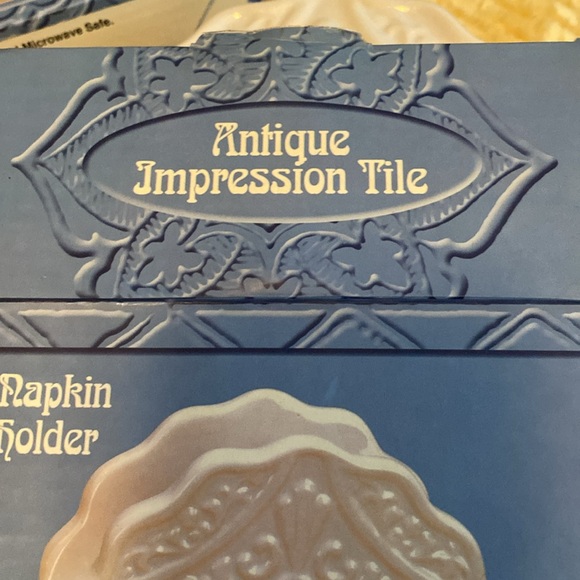 Napkin holder and Salt and Pepper Set with Tray - Picture 10 of 11